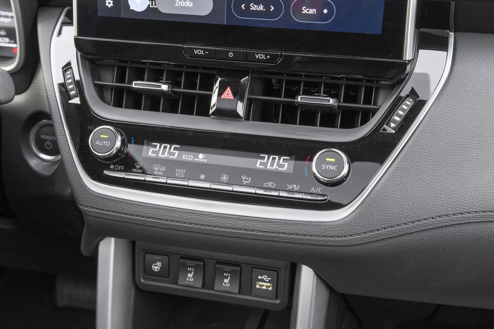 Toyota Corolla Cross - panel klimatyzacji