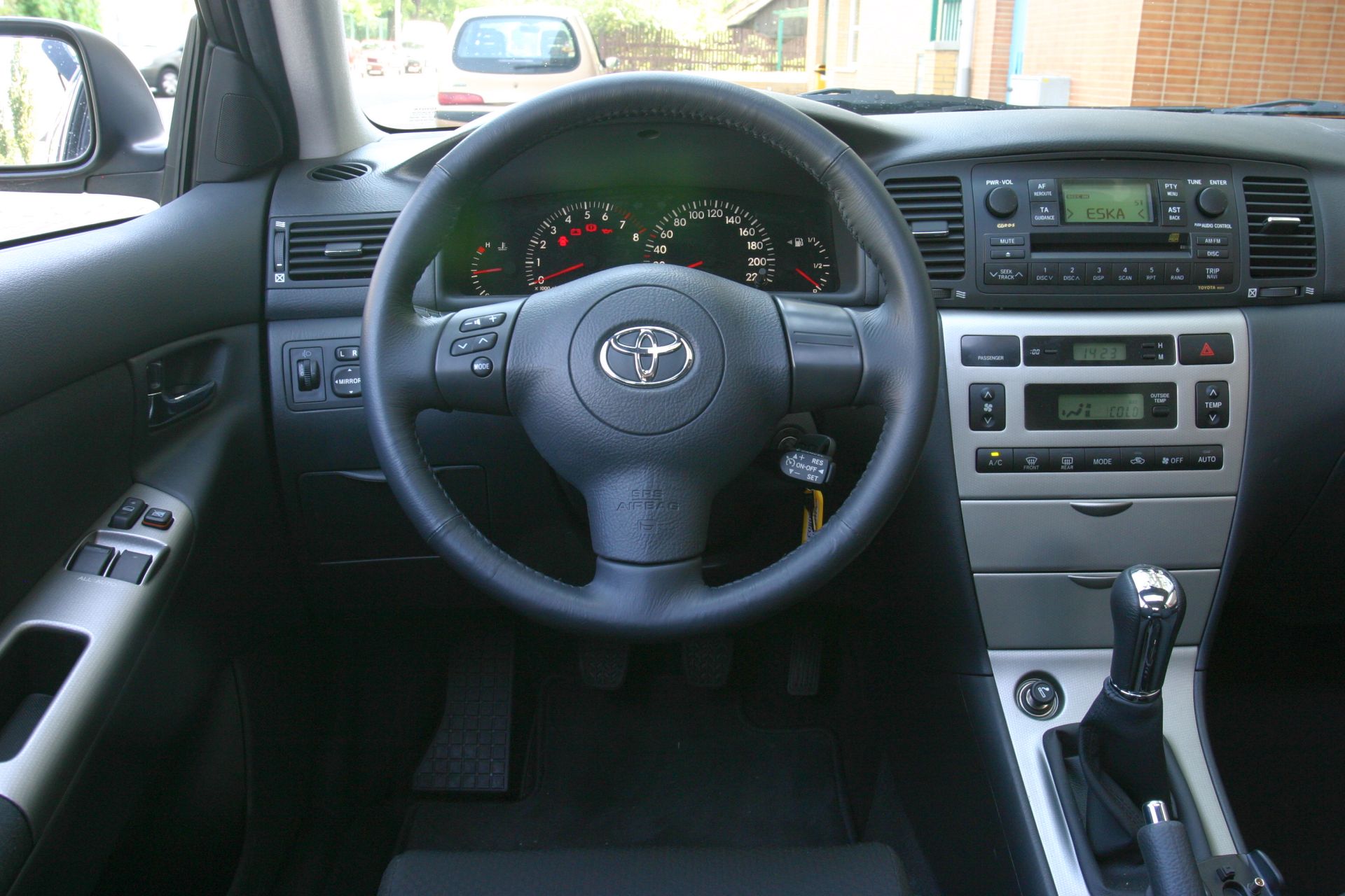 Toyota Corolla IX kokpit przedlift