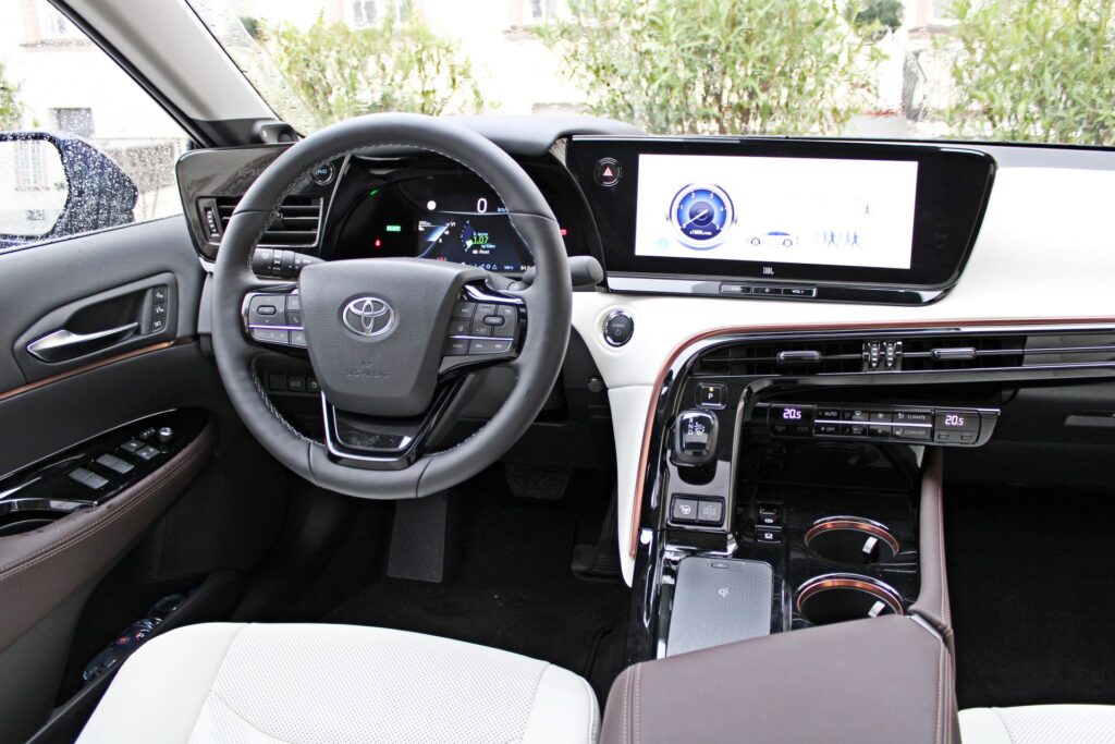 Toyota Mirai - deska rozdzielcza