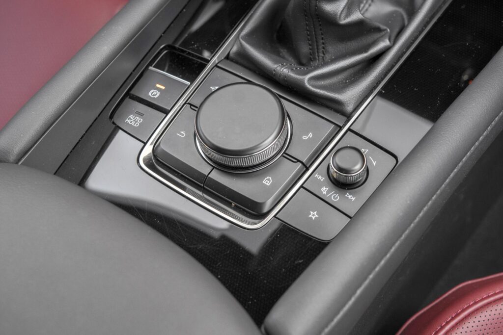 Mazda 3 IV panel sterowania