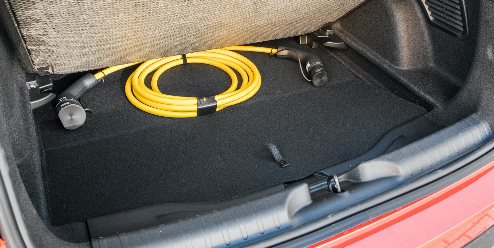 Fiat 600e – kabel do ładowania w bagażniku