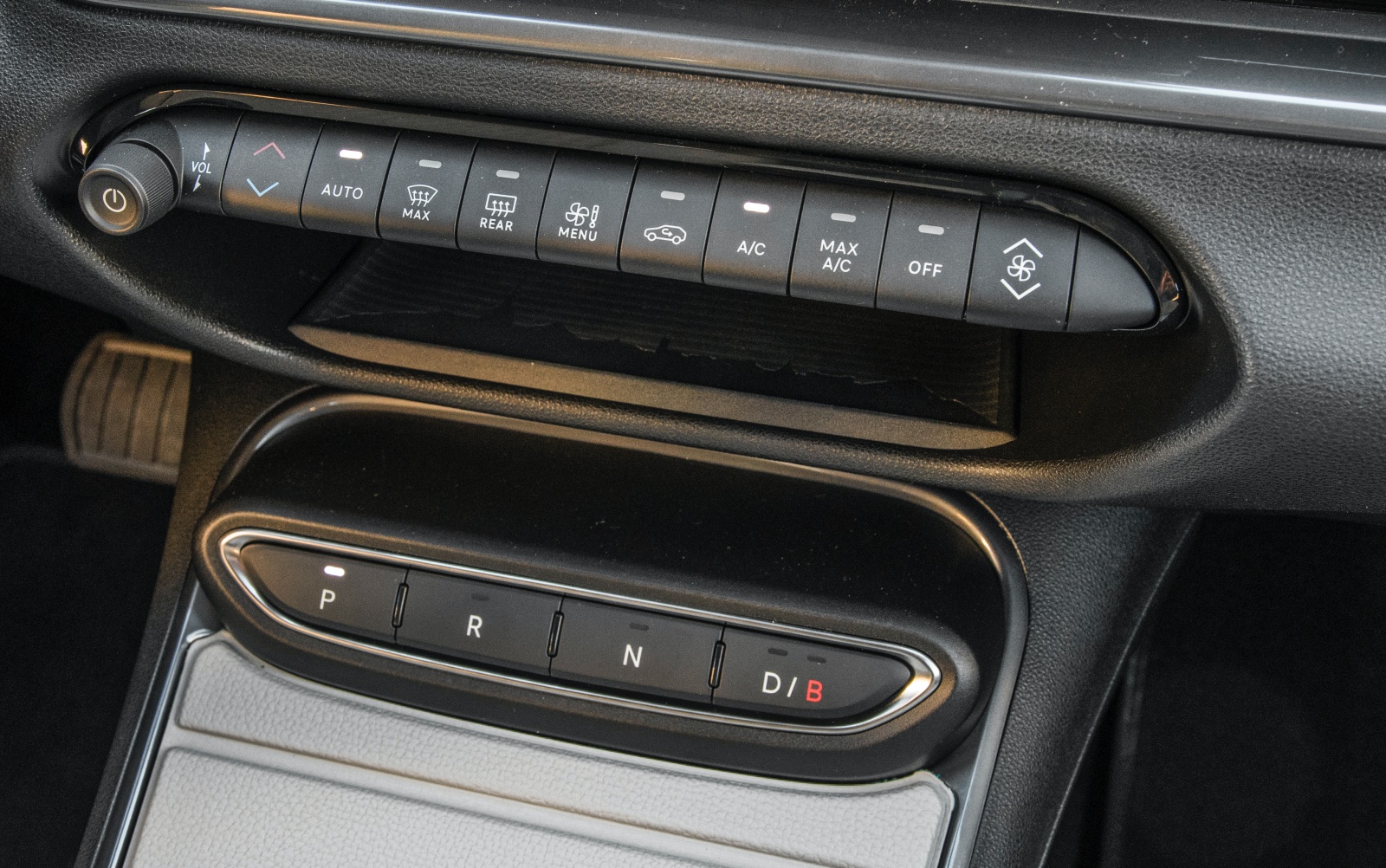 Fiat 600e – panel klimatyzacji, przyciski wyboru kierunku jazdy