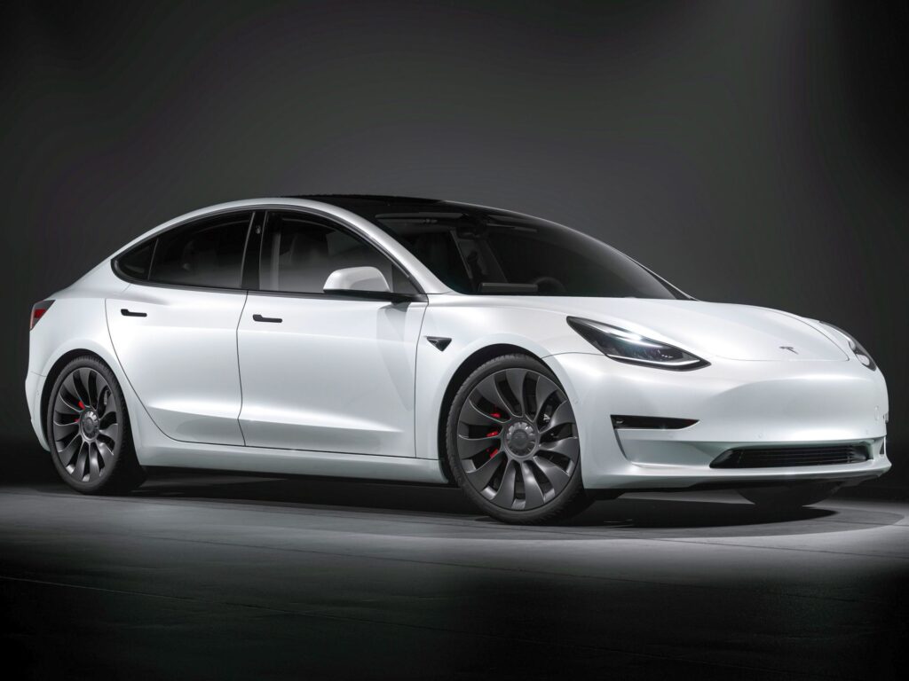 Tesla Model 3 przód