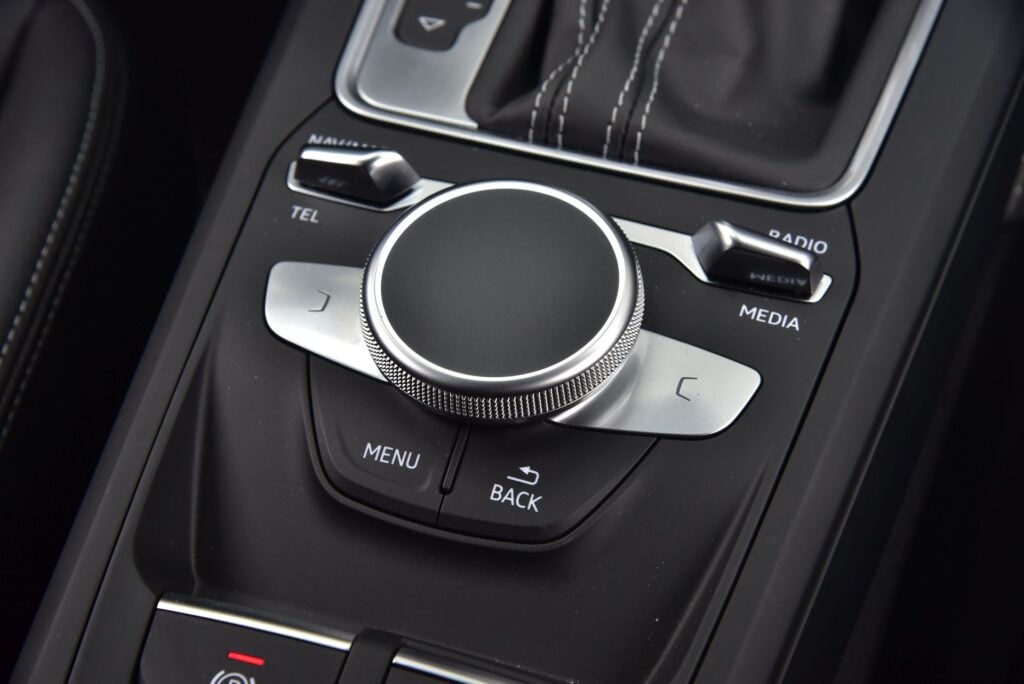 Audi Q2 panel obsługi systemu