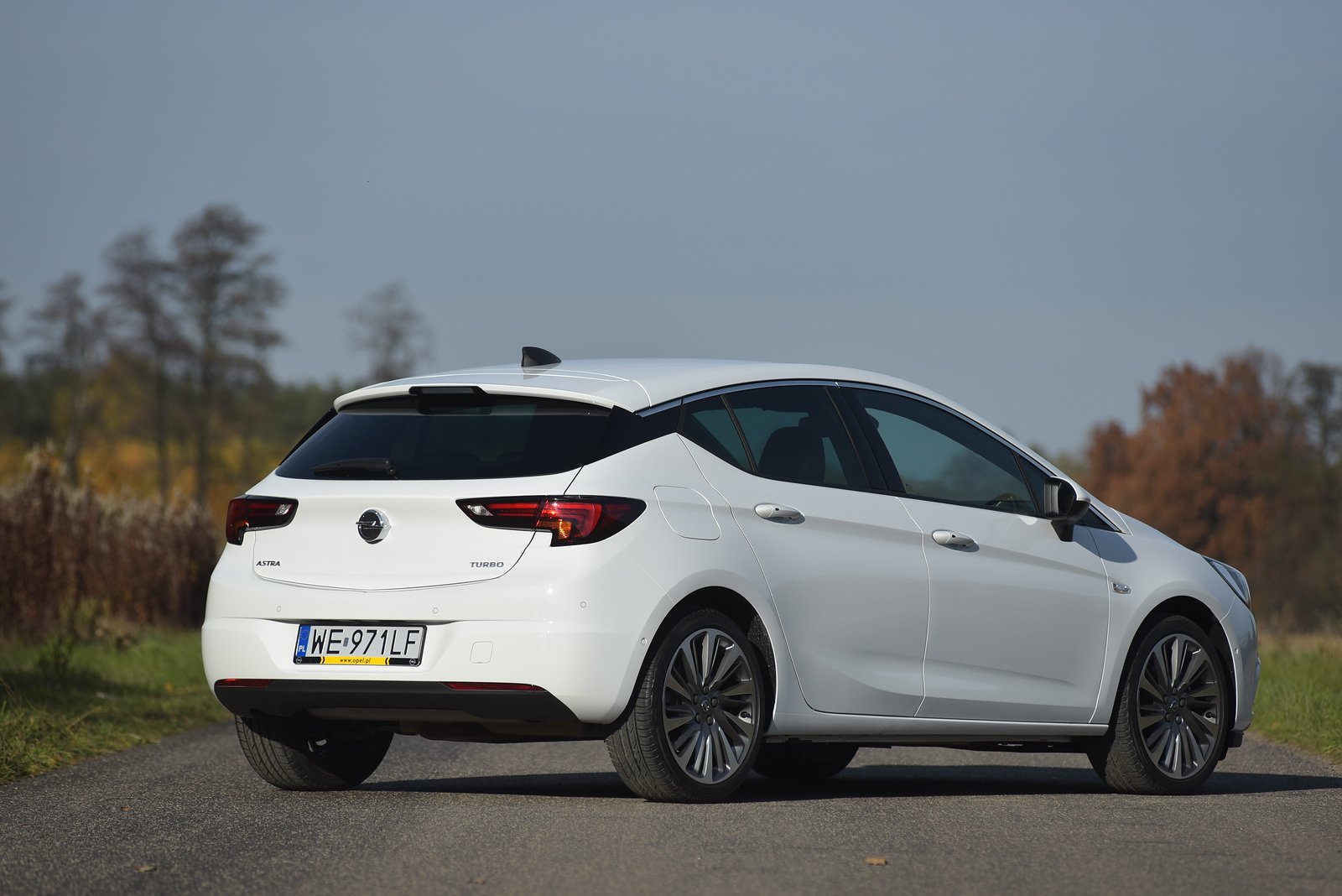 Opel Astra K 2015–2021 - żarówki tył