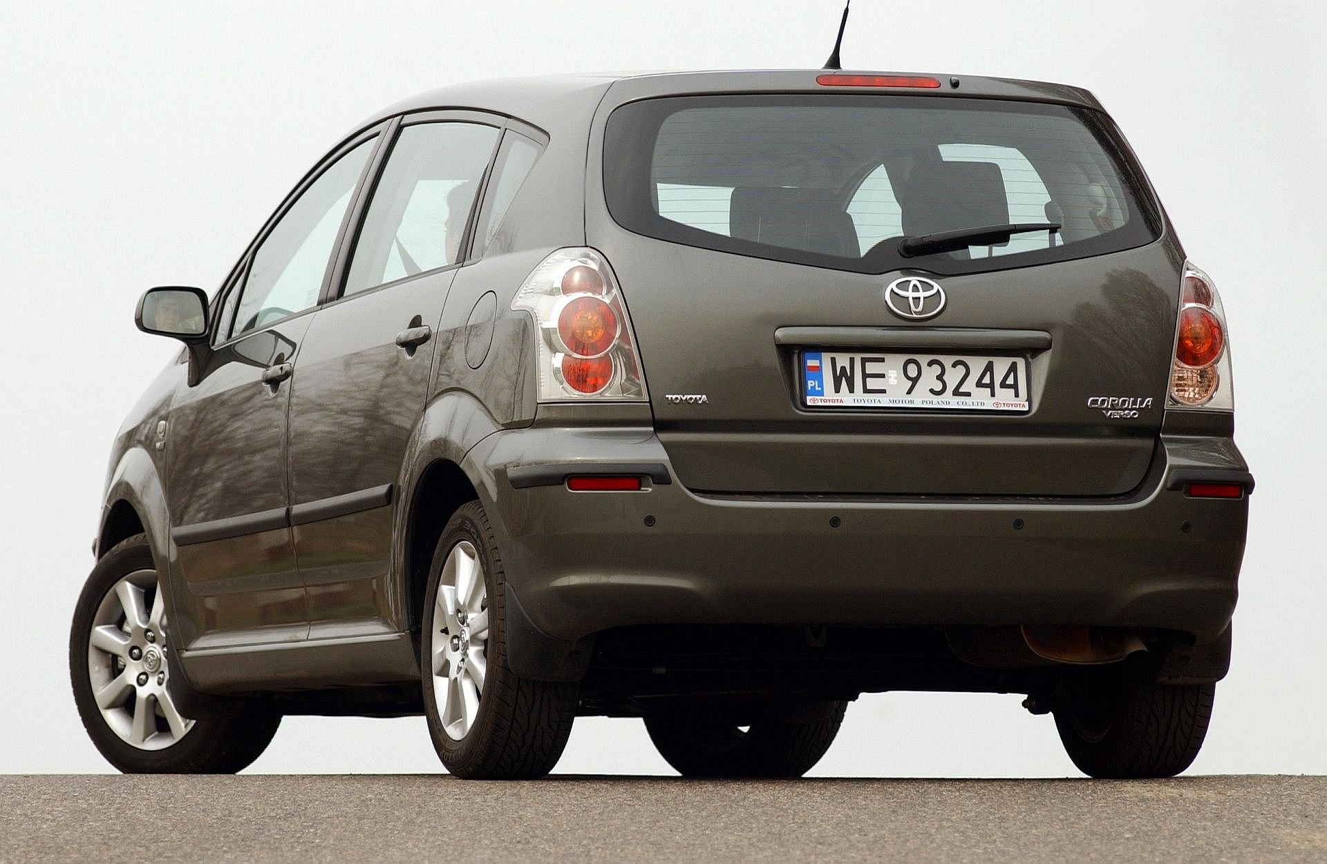 Toyota Corolla Verso II 2004–2007 - żarówki tył