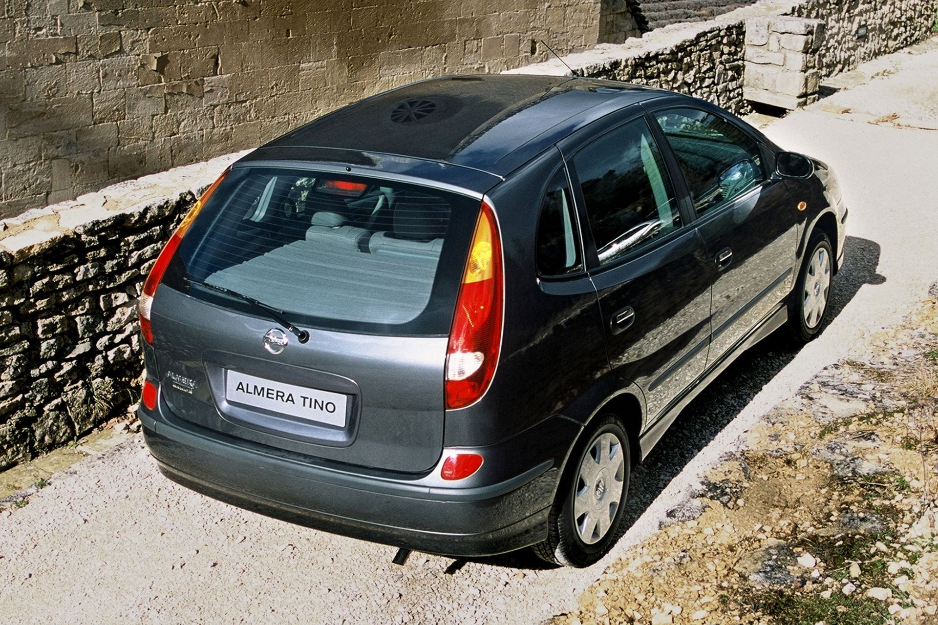 Nissan Almera Tino 2000–2006 - żarówki tył