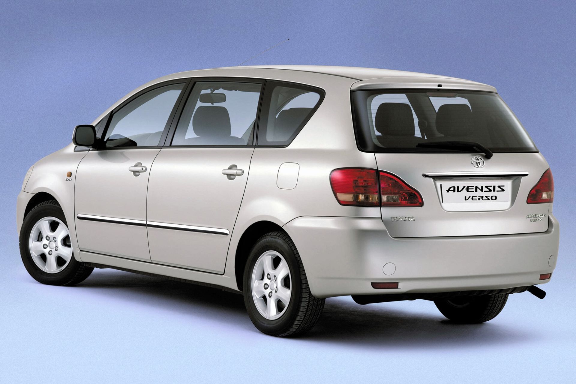 Toyota Avensis Verso 2001–2009 - żarówki tył