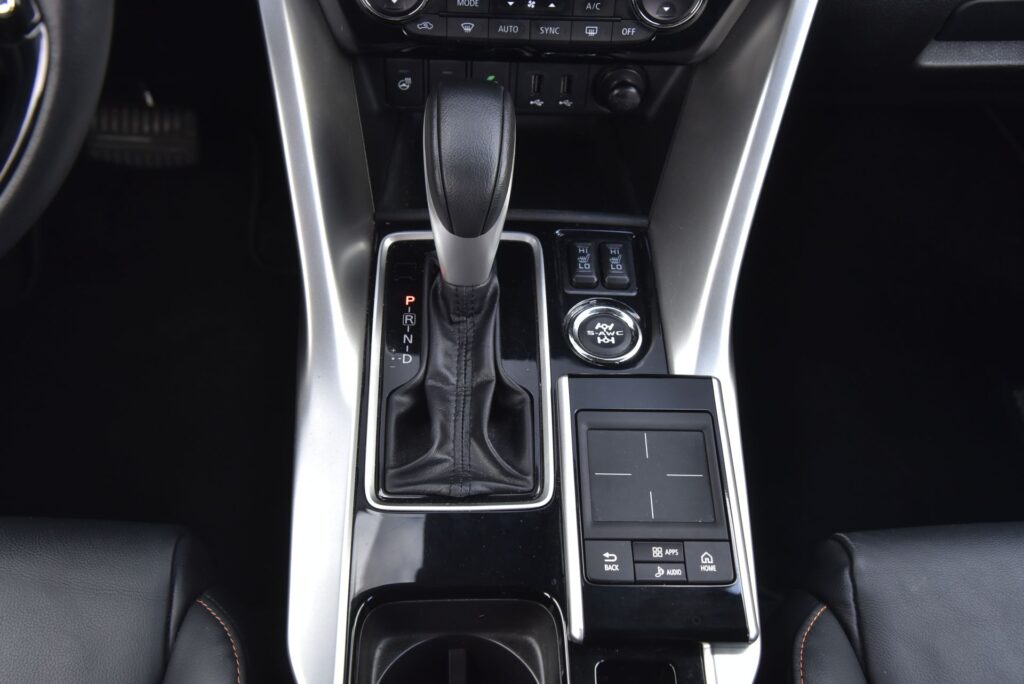 Mitsubishi Eclipse Cross panel centralny