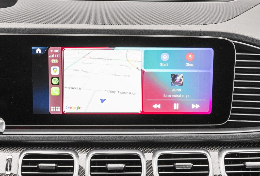 Apple CarPlay Mercedes 02